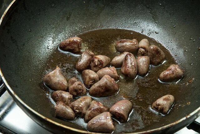 Сколько по времени готовятся куриные сердечки. Куриные сердечки во фритюре. фаршированные куриные сердечки. куриный окорочок сердечко. куриные сердечки вес 1 шт.