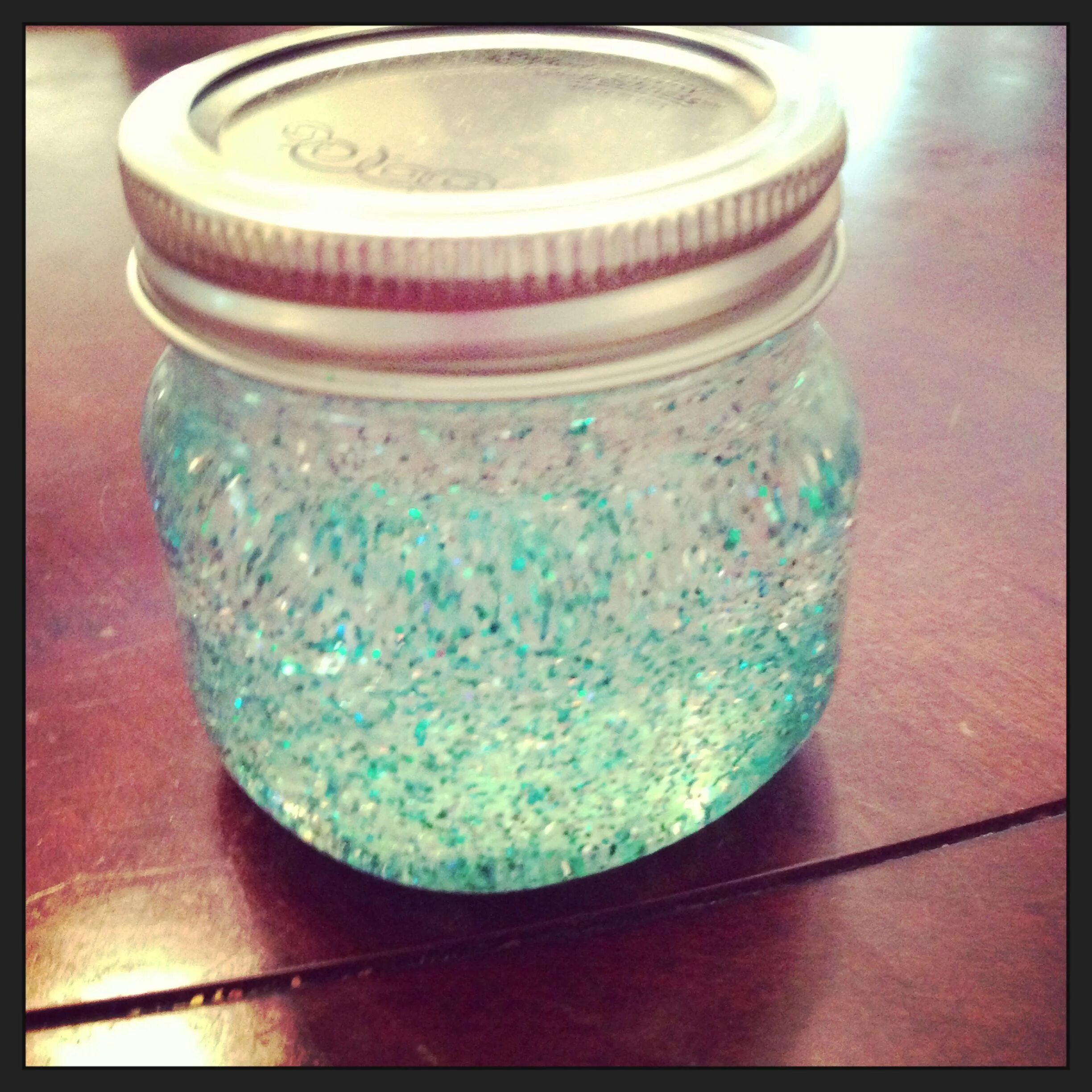 банка с блестками и глицерином. стеклянный шар с блестками. космос в бутылке. как сделать воду с блестками. алмазная пыль.