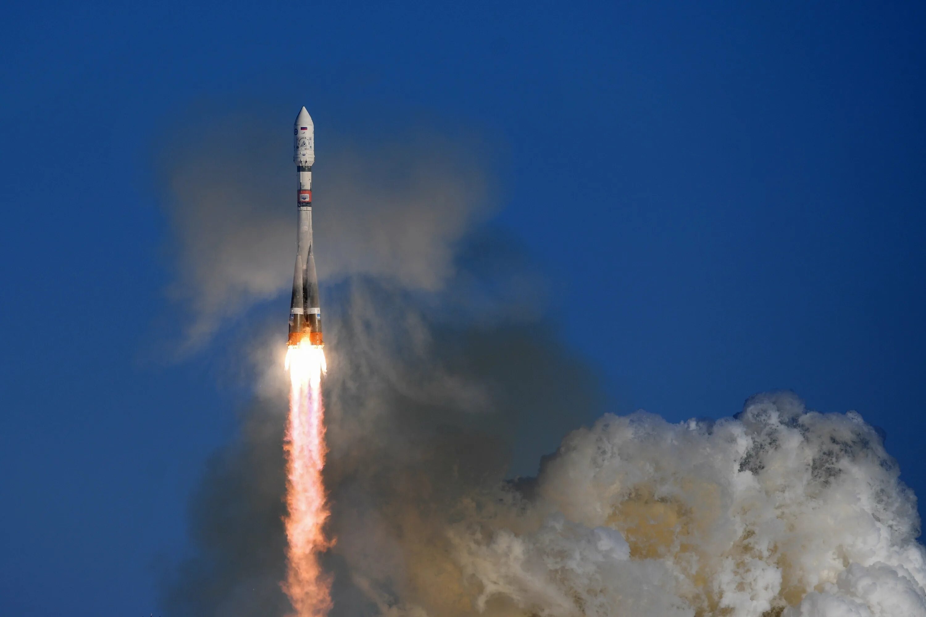Взлет ракеты восток. Взлет шаттла космос. Взлет ракеты. Космический успех. Взлёт ракеты в космос.