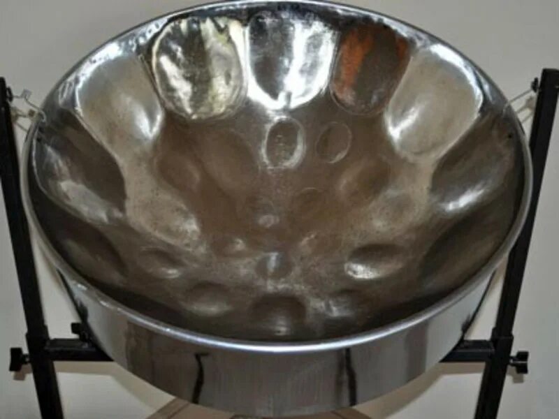 Ударный инструмент в виде металлических дисков. Steel pan drum. steelpan инструмент. музыкальный инструмент steel pan. steel drums инструмент.