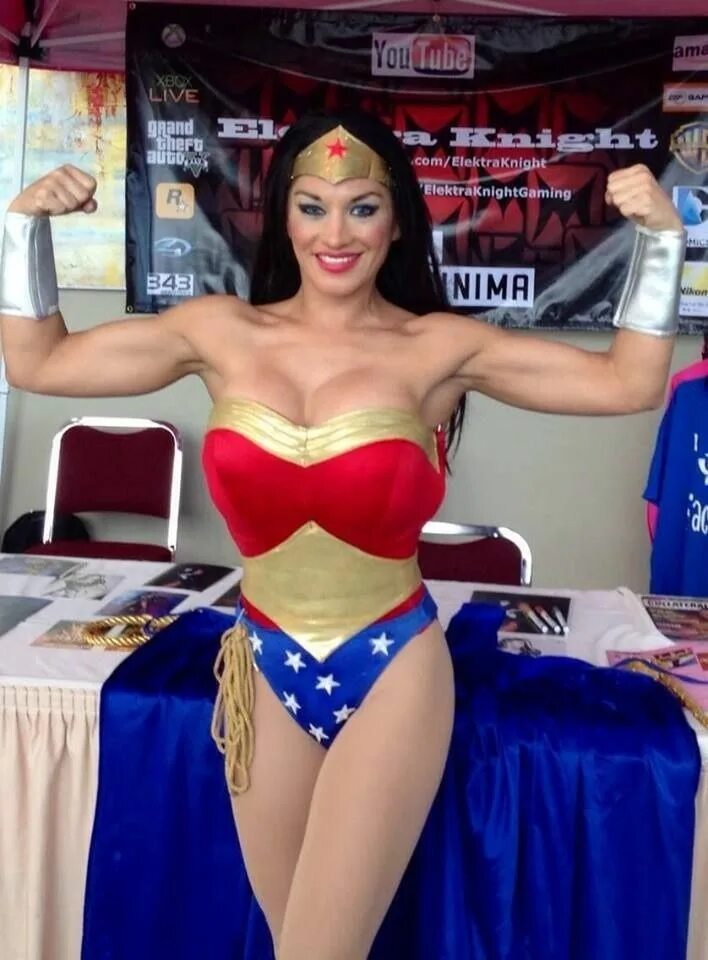 Wonder is everywhere. Power girl Wonder woman Cosplay. Чудо женщина фото прикол картинка смешная.