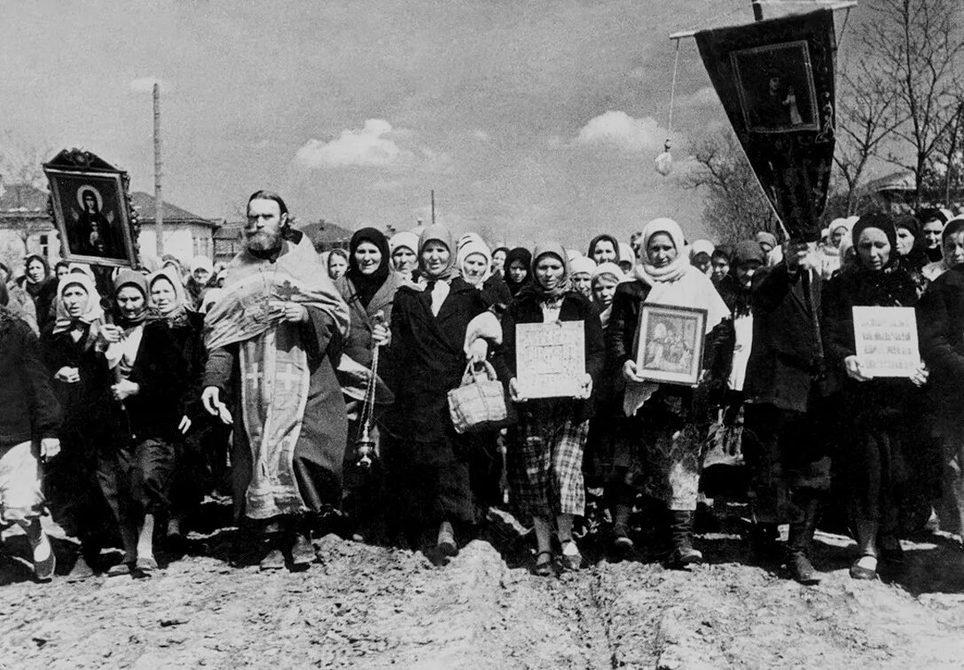 Крестный ход в Москве 1942 года. Крестный ход в ВОВ 1941-1945. Пасхальный крестный ход 1942. Крестные войны