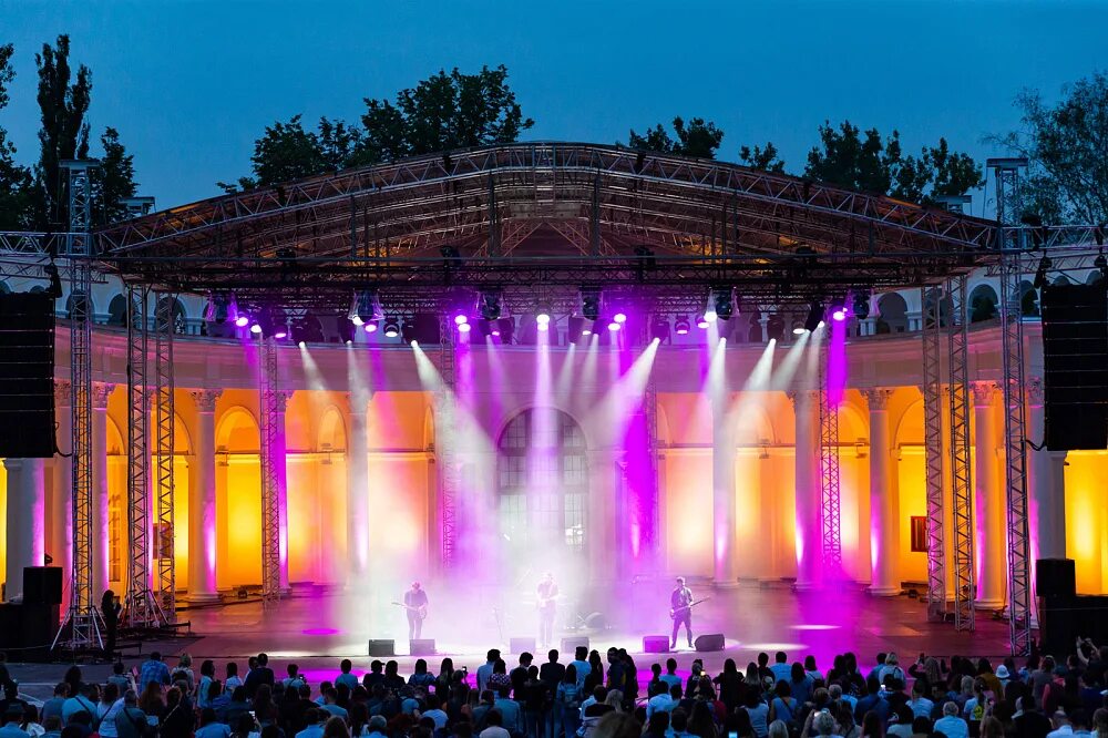 Вднх фестивал. Главная сцена вднх. Какой концерт будет на вднх. Праздник абрикос на вднх. Зеленый театр вднх внутри.