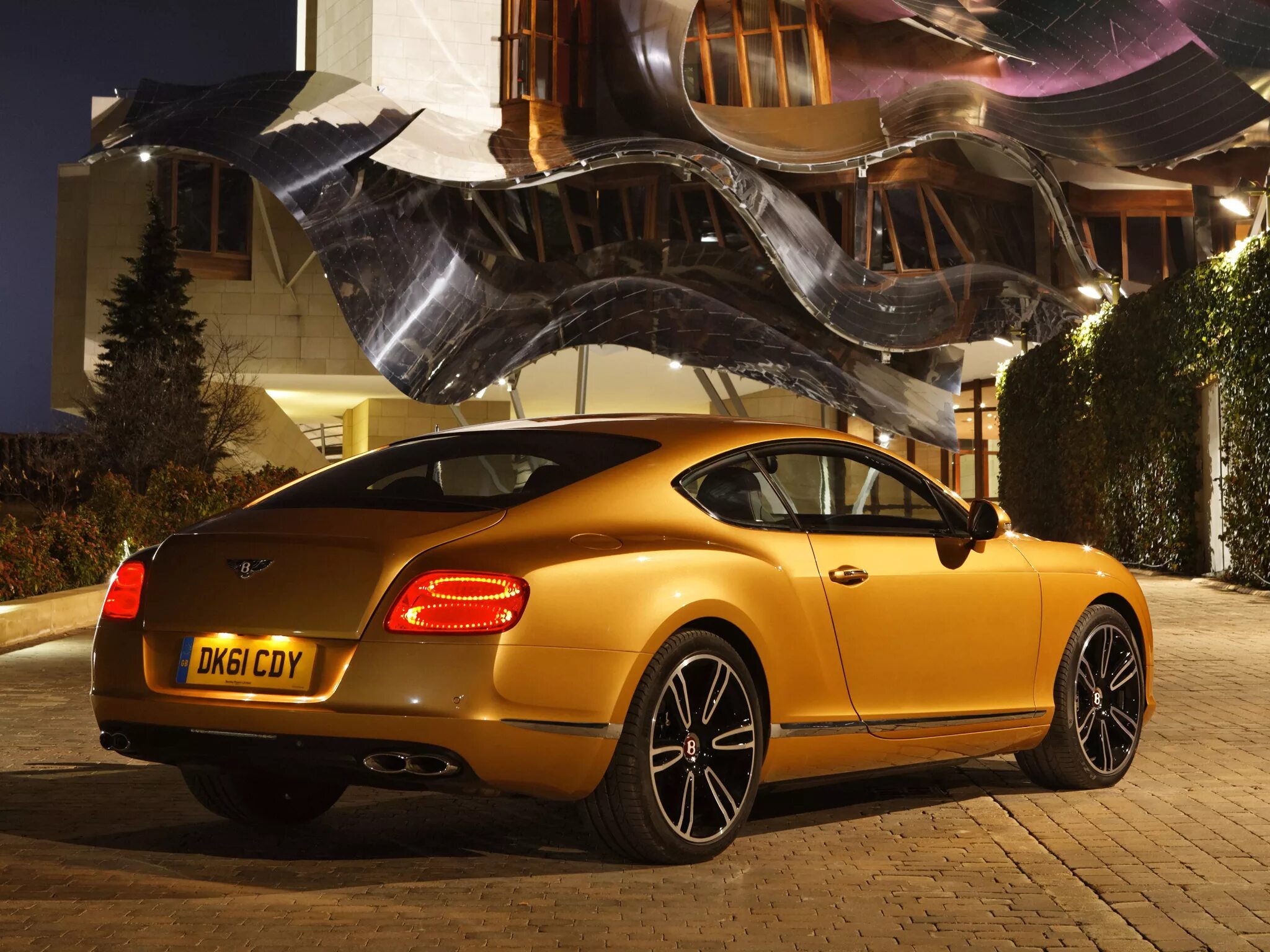 Золотистый авто. Bentley Continental gt. Бентли Континенталь золотой. Bentley жёлтый Континенталь. Bentley Continental gt золотой.