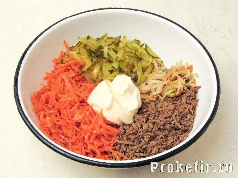Салат с печенью солеными огурцами и морковью. Салат с печенью говяжьей и морковью и луком. салат с печенью говяжьей и морковью. салат из печени говяжьей с морковью и луком. салат с говяжьей печенью и корейской морковкой.