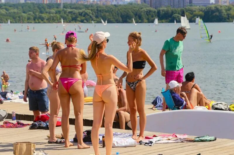 Девушки на пляжах подмосковья. Пляжи москвы фото девушек. Городской пляж солнечногорск. Москва пляж сейчас. Белое озеро косино пляж.