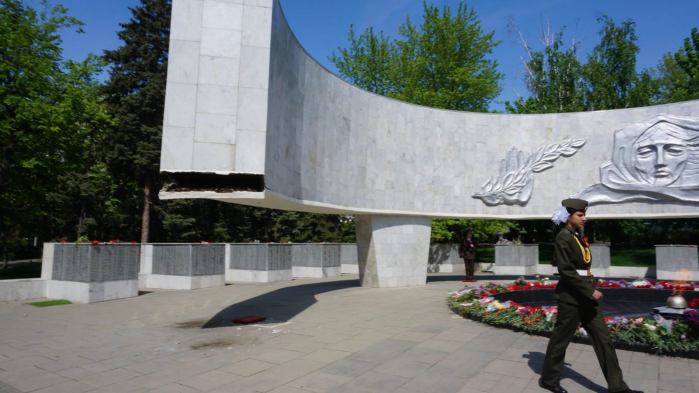 Пост номер 1 ростов на дону. Вечный огонь на карла маркса ростов на дону. мемориал павшим воинам ростов. мемориал павшим воинам в ростове на дону. площадь карла маркса вечный огонь.