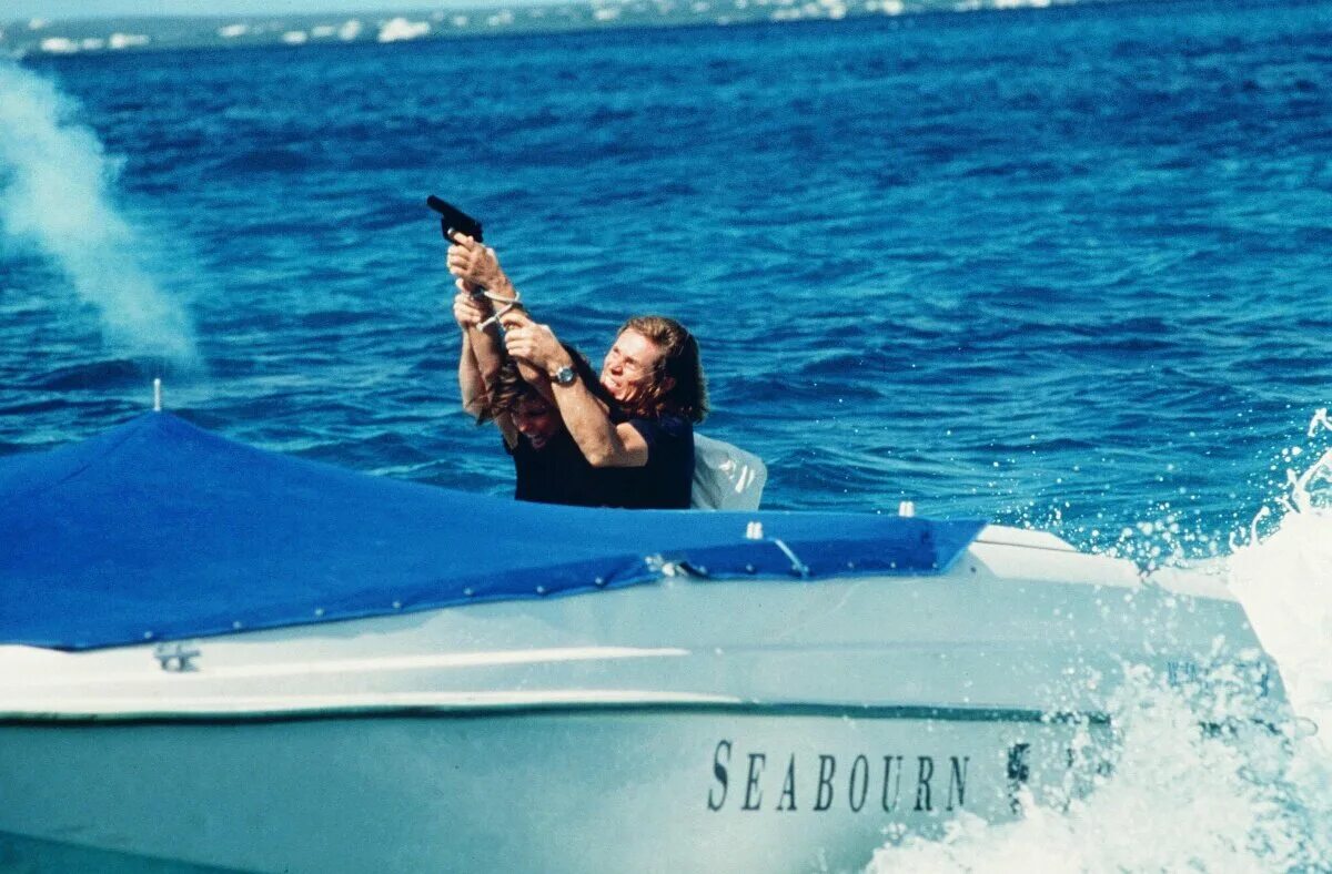 Контроль над круизом. Контроль над круизом. Контроль над круизом. Уиллем дефо скорость 2. Скорость 2 1997 постер.