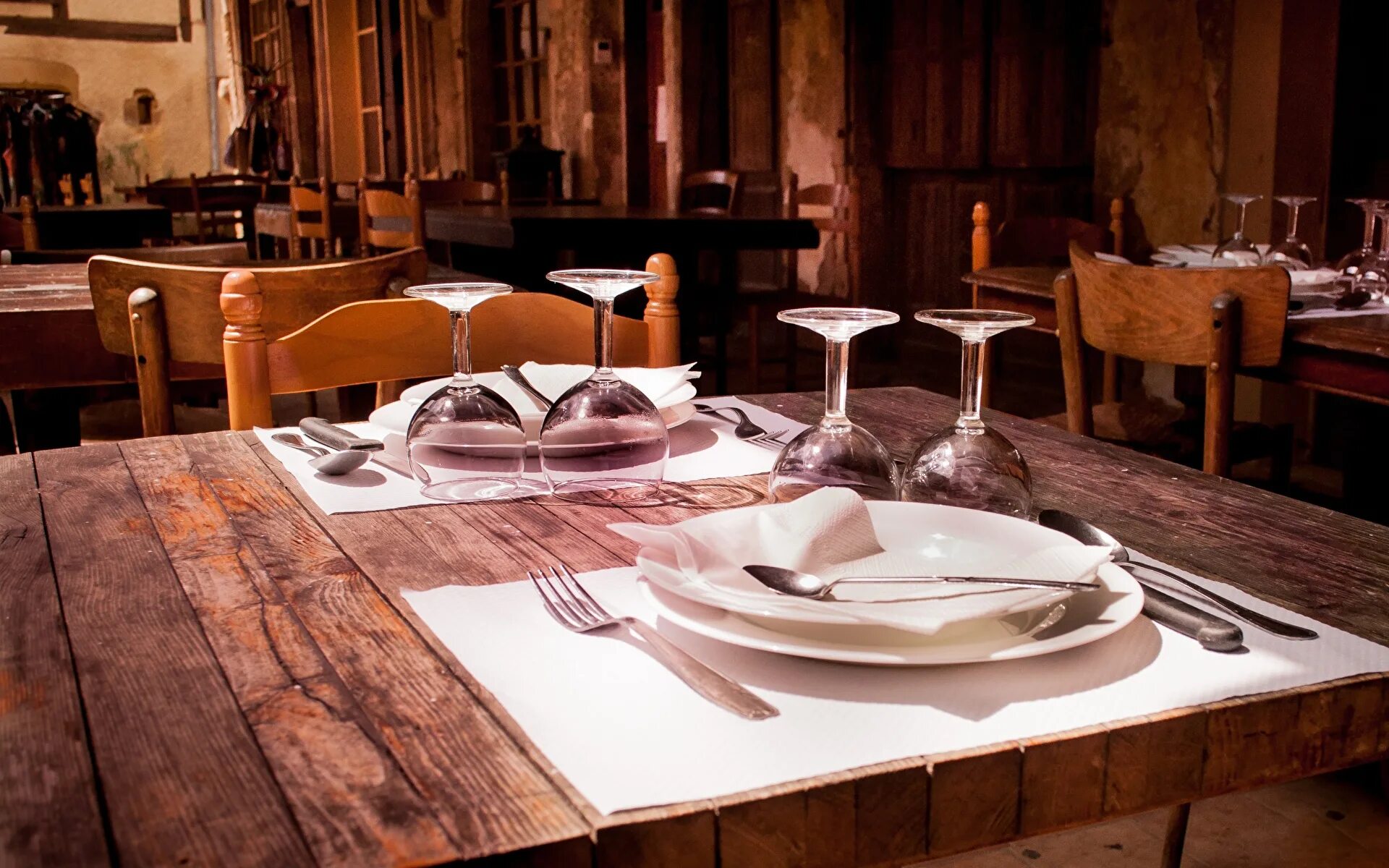 Столы для кофейни. Столик на 6 человек в ресторане. Столы для кафе. Сервировка в ресторане. Сервировка праздничного стола в ресторане.