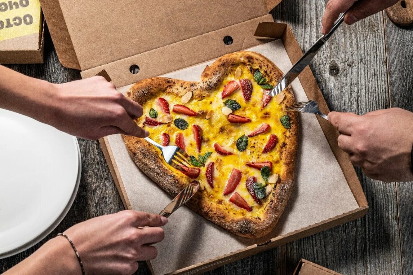 Пицца необычной формы. Сладкая пицца. Твоя пицца. Украшение пиццы необычно. Насколько глубока твоя пицца
