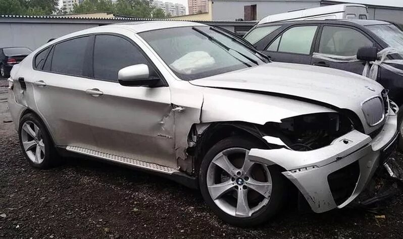 Ваз 2115 сломанная. Битая лада гранта фл. Авито после дтп с пробегом. Кия спортейдж 4 битая. Битая машина.