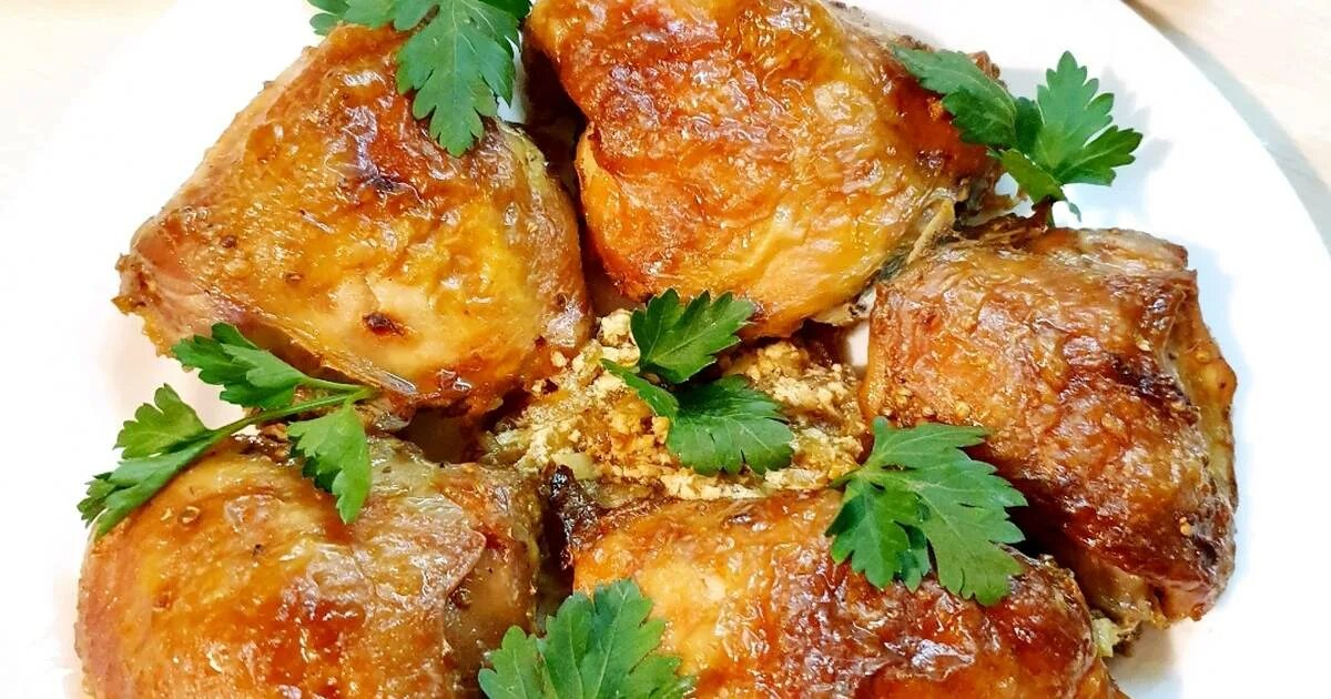При какой температуре запекать бедро курицы. Куриные бедрышки запеченные в духовке. бедро куриное запеченное. бедро запеченное. запеченные бедрышки рецепт диабет.