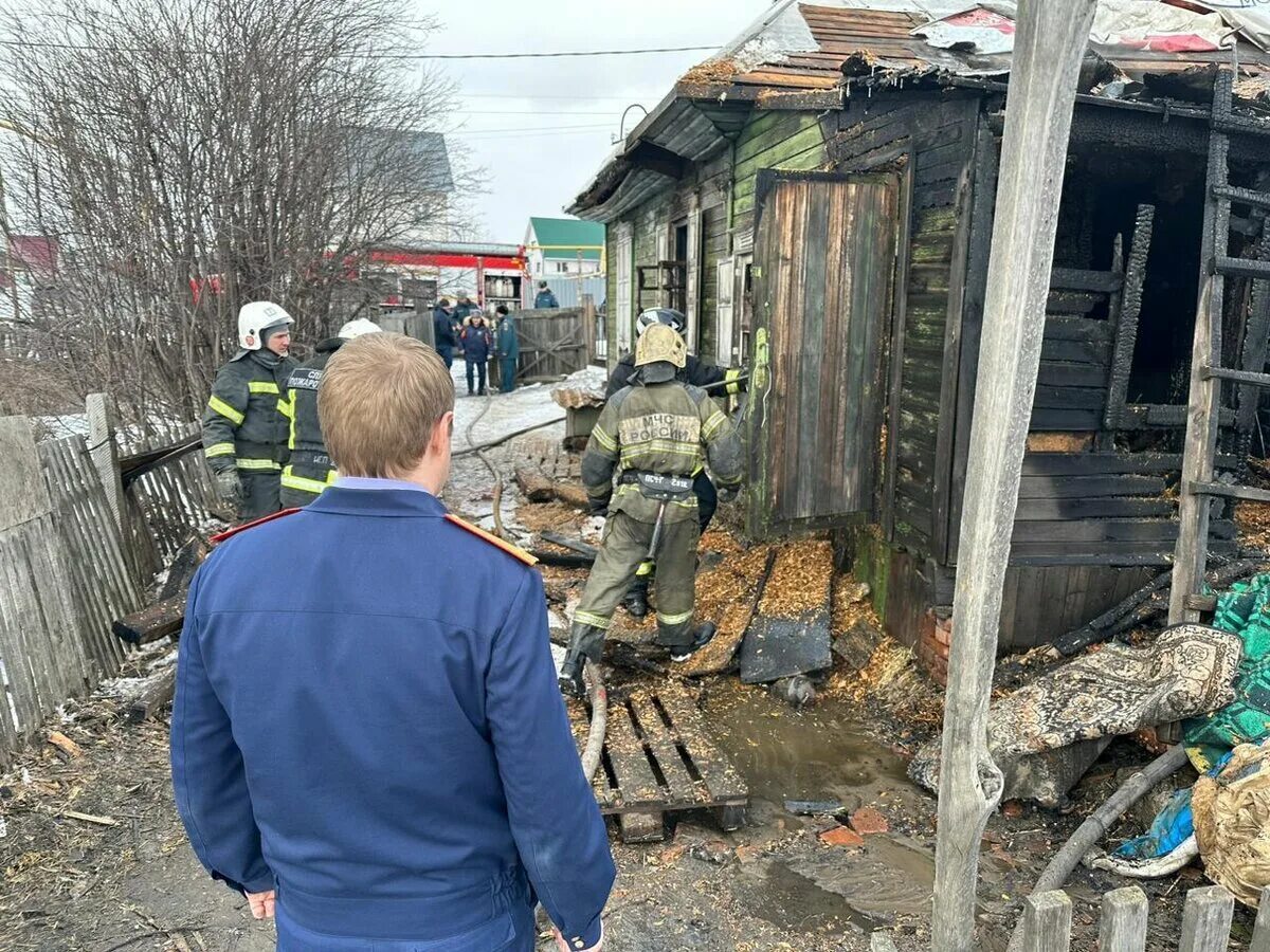 Теракт в новосибирске сегодня. Пожар фото. Пожарные на пожаре. Разрушенный дом. Пожар в частном секторе.