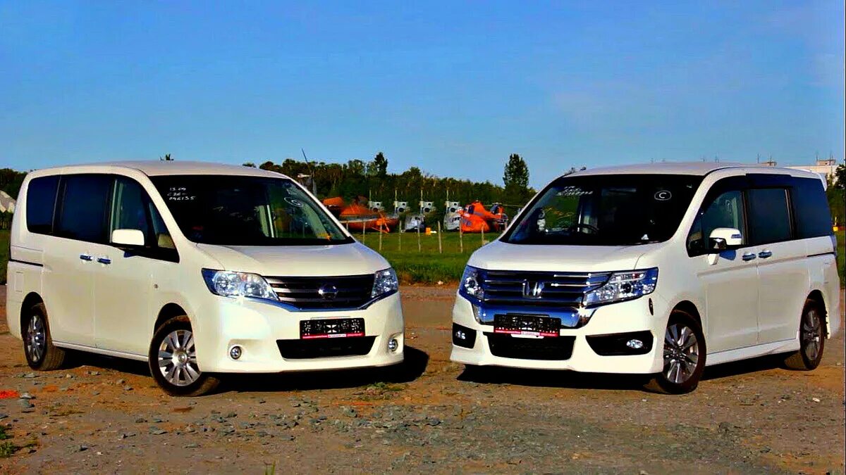 Toyota serena 2015. Serena или noah. Ниссан серена или хонда. Ниссан серена 2016. Ниссан серена с25.