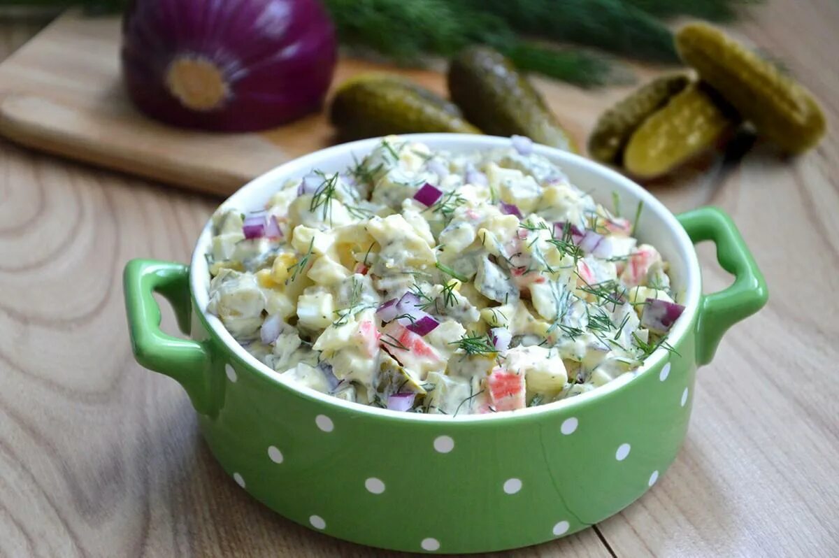 Салат с крабовыми палочками и соленым огурцом. Салат с крабовыми палочками и кукурузой и яйцом. Крабовые с солеными огурцами. Крабовые с солеными огурцами. Салат из крабовых палочек с огурцом.