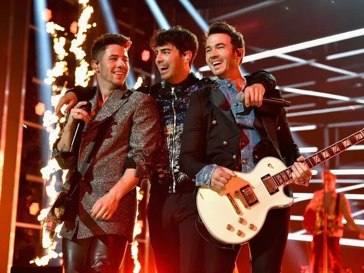 Группа Jonas brothers. Jonas brothers. Американские музыкальные премии где поёт группа Джонас. Sucker Jonas brothers клип фото. Sucker jonas brothers