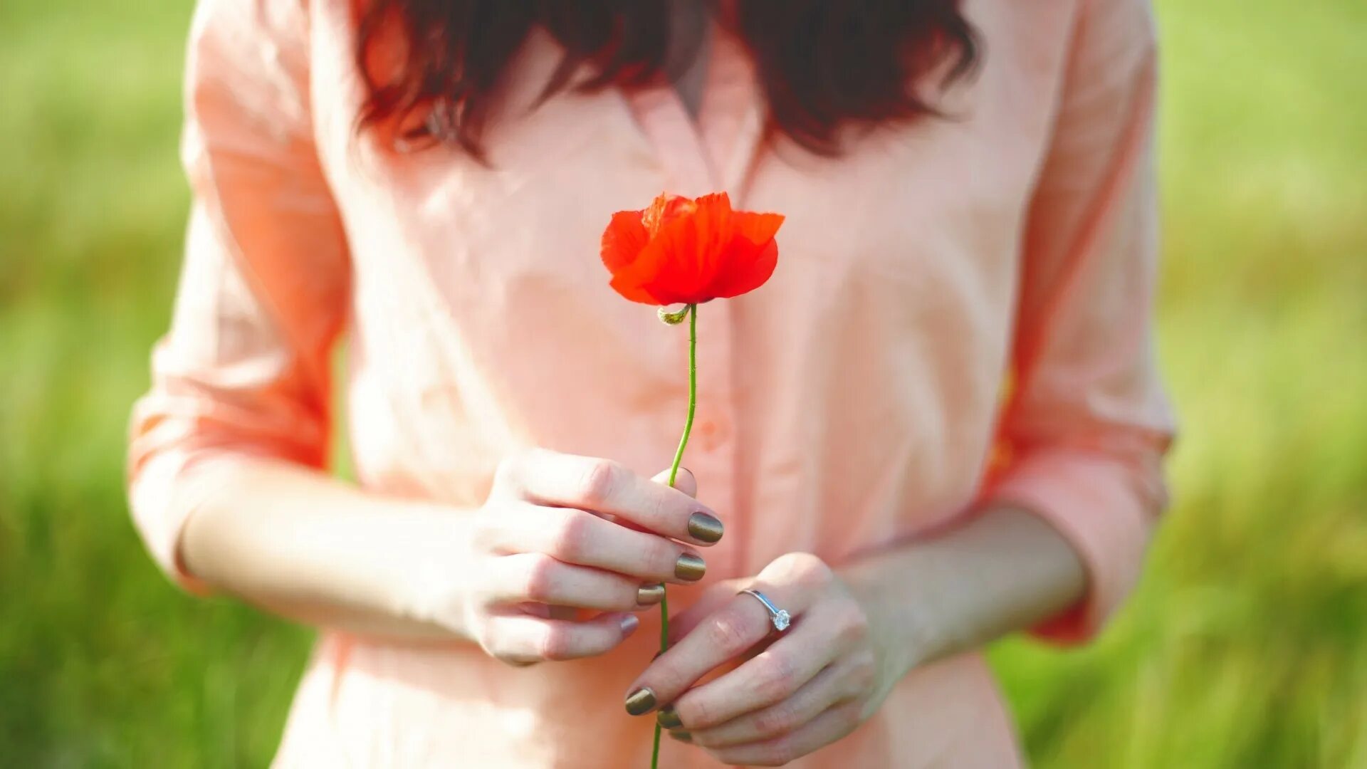 Рука держит цветок. Цветок на руку.. Девушка держит цветы в руках. Человек держит цветок. Видеть рукой цвет