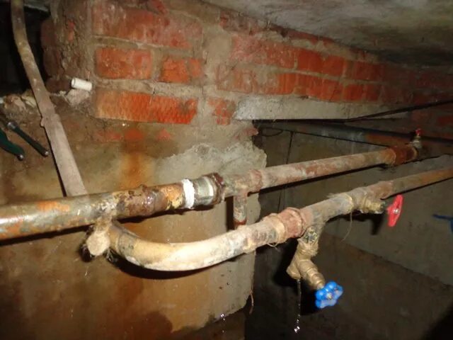 Ремонт стояков управляющей компанией. Компенсатор для полипропиленовых труб гвс. Демонтаж труб в квартире. Трубы для водоснабжения. Компенсатор на гвс полипропилен.