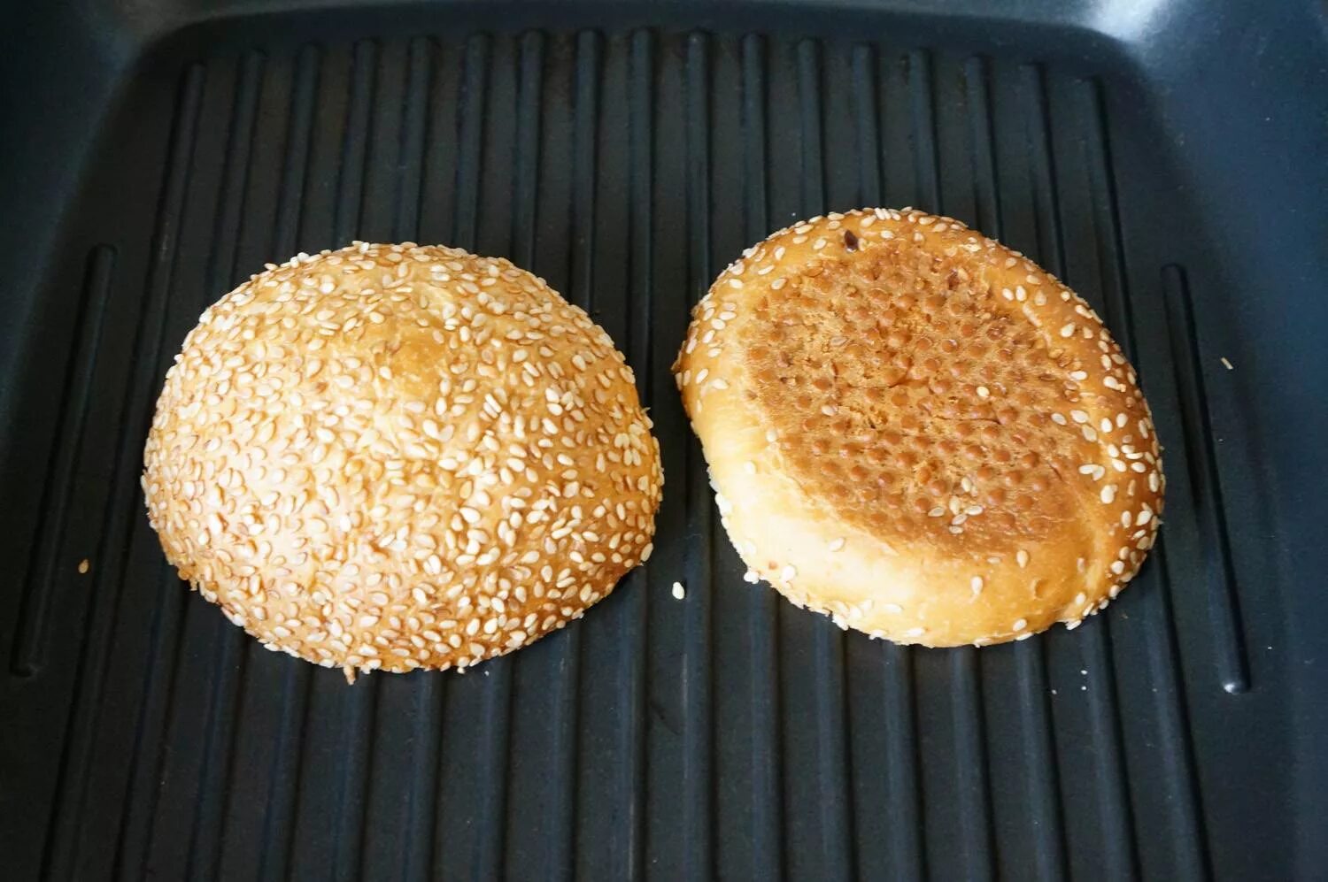 Жареные булочки. Булочка жареная в яйце с молоком. Булочка с карри от себастьяна. Гренки. Вкусные гренки из батона.