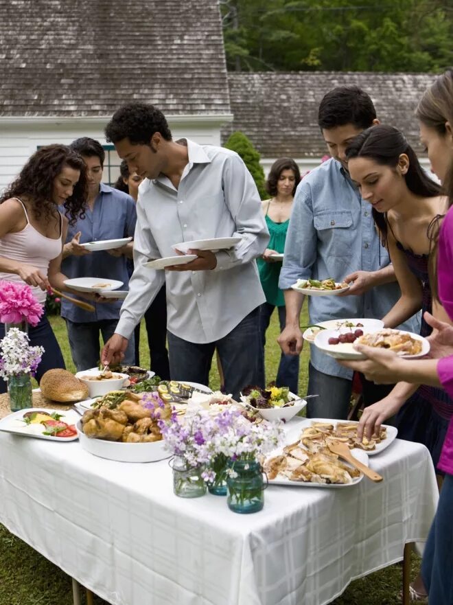 Фото Housewarming Party. Люди ужинают компания загородный дом. Как люди турецкие люди обедают. Housewarming Party stock photos.