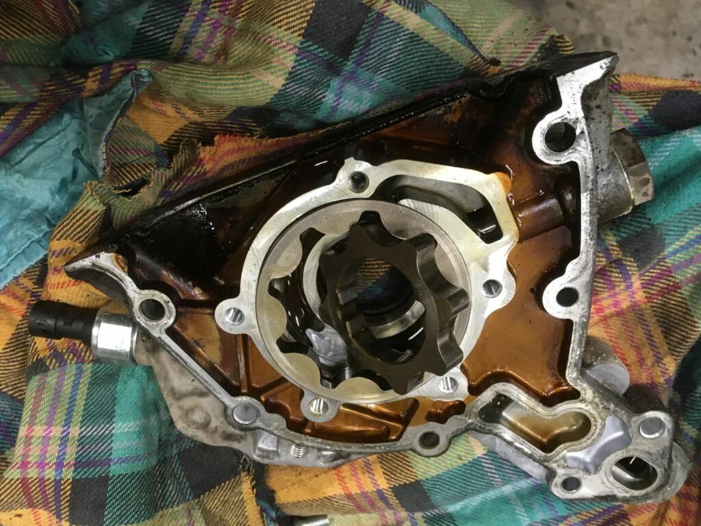 8 масляный насос. Масляный насос шевроле лачетти 1. Масляный насос lacetti 1. 25182606 насос масляный. Масляный насос лачетти 1.