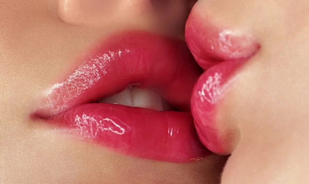 Glossy kiss