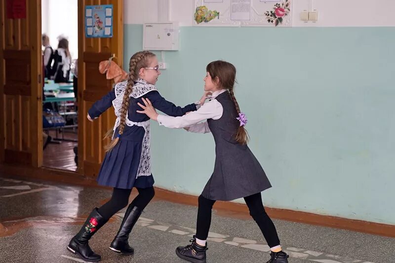 Видео шестиклассницы. Драка девочек в Шковке. Девочки в школе. Девочки на перемене в школе.