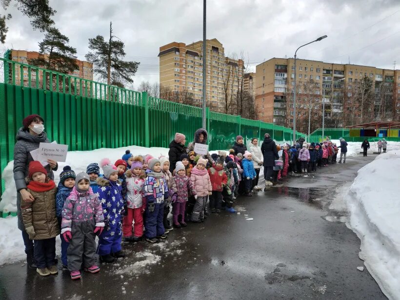 Что творится в красногорске. Эвакуация в Красногорске в детском саду. Пункт эвакуации в Красногорске. Эвауцация брошенныев Красногорске.