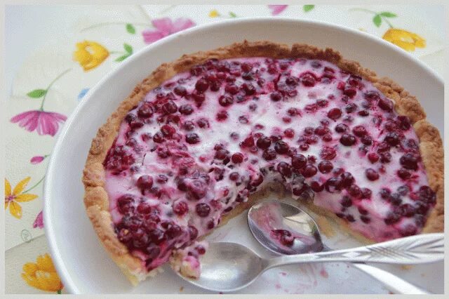 Заливной пирог с брусникой и сметаной. Брусничный заливной пирог. брусничный пирог со сметанной заливкой. заливной пирог с брусникой. пирог с брусникой и сметаной.