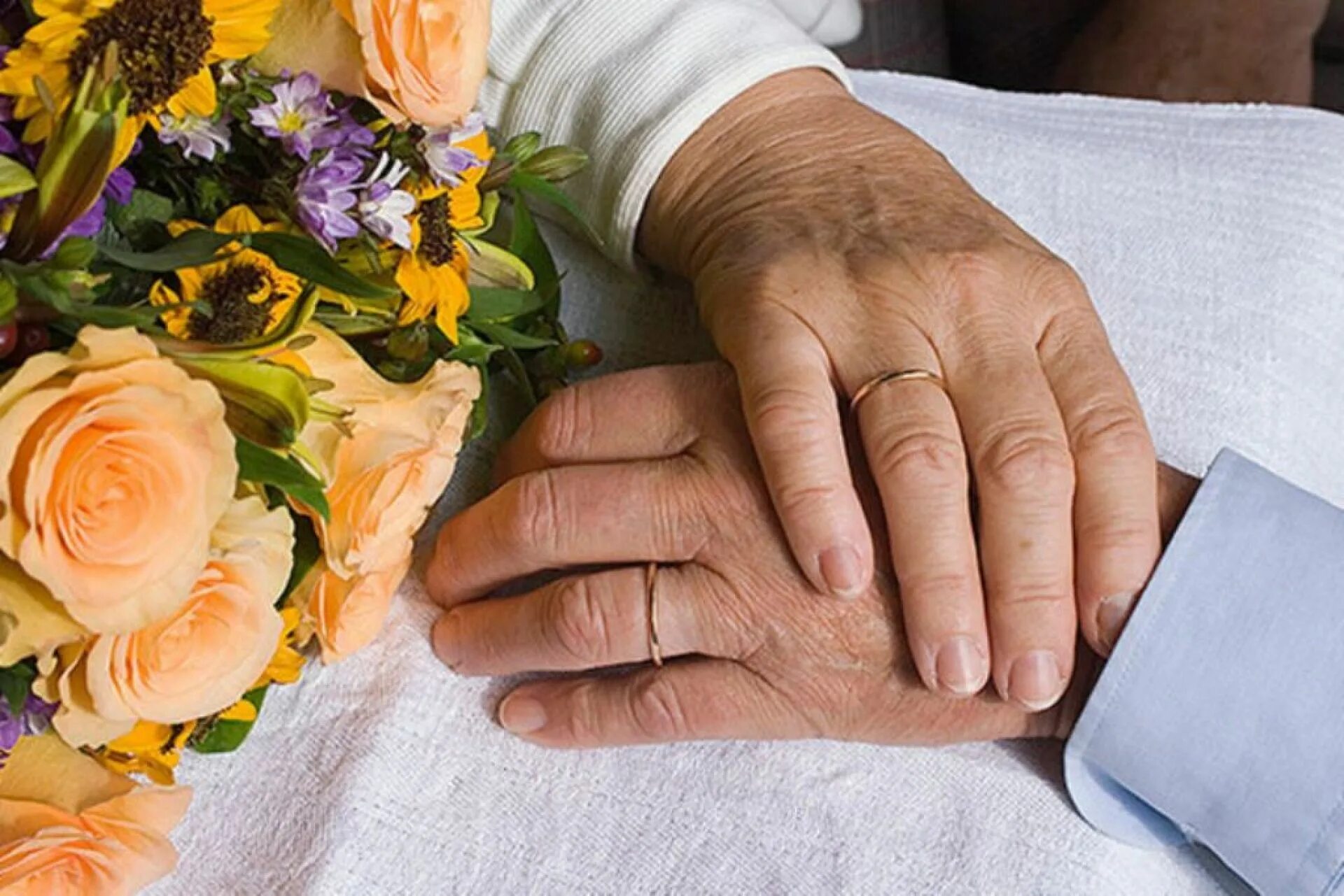 Выплаты мужу. С юбилеем совместной жизни. Юбиляры супружеской жизни. Брак пожилых людей. Цветы для пожилых людей.