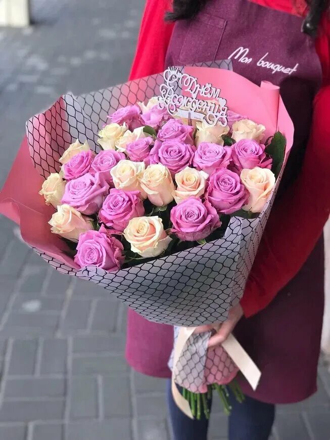 Волонтеры победы чувашская республика. Лангепас лотос памятник. 31 роза букет. Красные цветы на городских клумбах. Белочка лангепас цветы магазин.