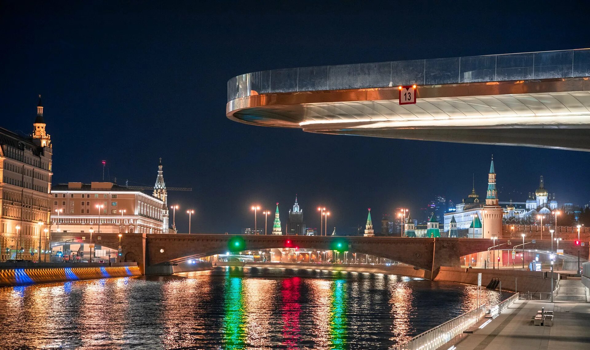 Ыху москва. Парк Зарчдье папчщий мост. Москва парящий мост Зарядье. Парк Зарядье мост. Парк Зарядье парящий мост ночью.