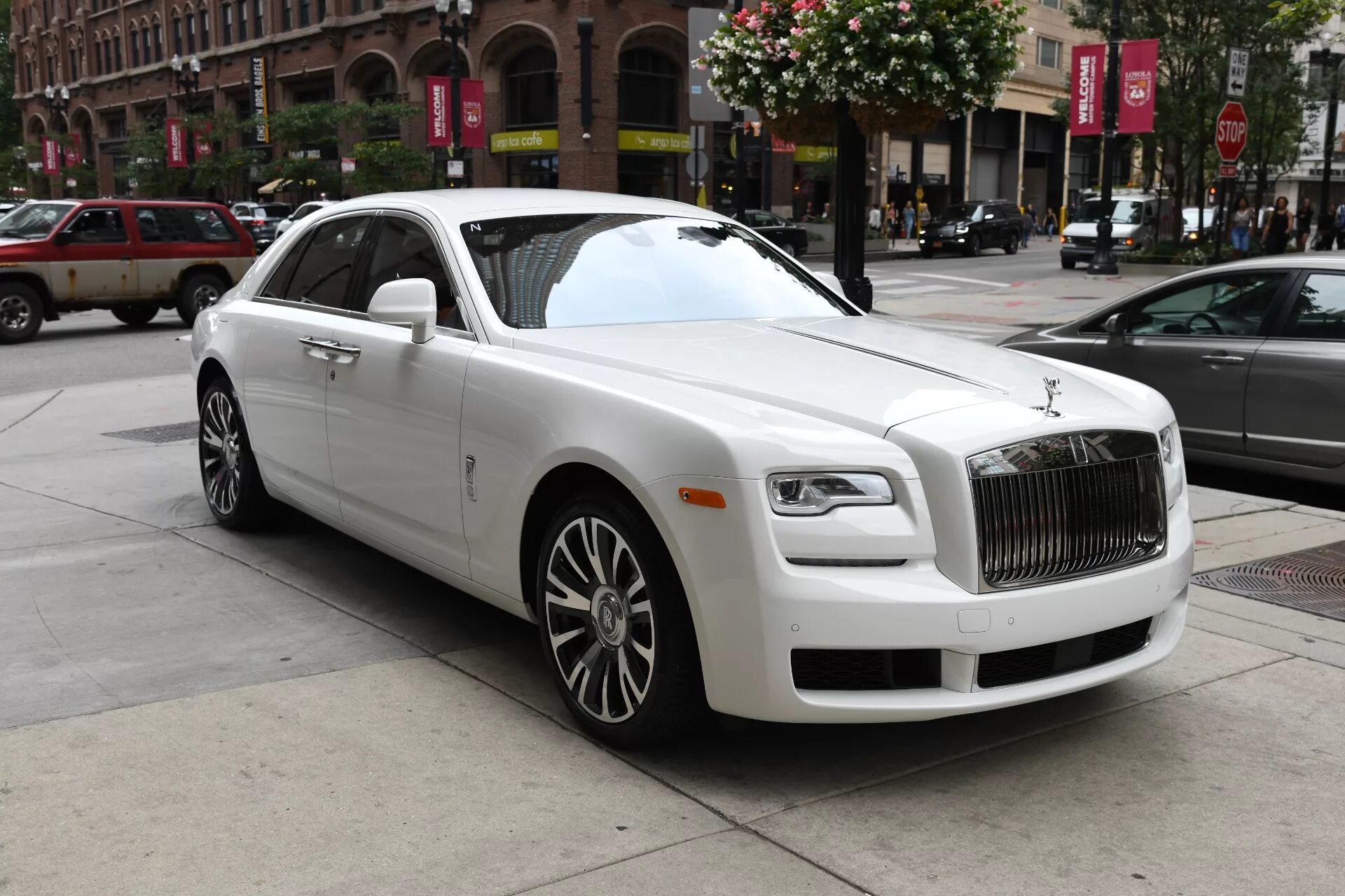 Белый роллс ройс. Rolls Royce Wraith 2019. Rolls Royce Wraith 2020 белый. Rolls Royce Ghost 2020. Rolls Royce Coupe 2020.