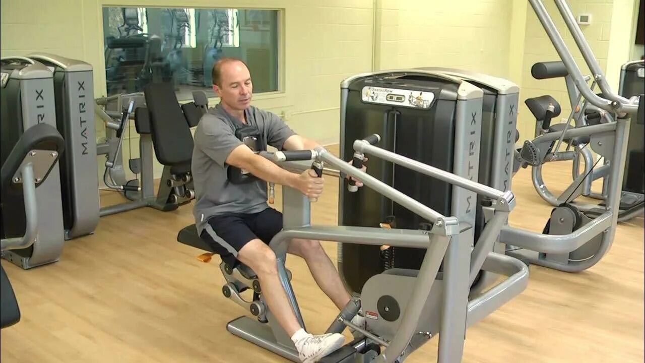 Тяга тренажер техника выполнения. Seated Row Machine. Seated Row Row. Seated Cable Row. Seated Row тренажер техника.