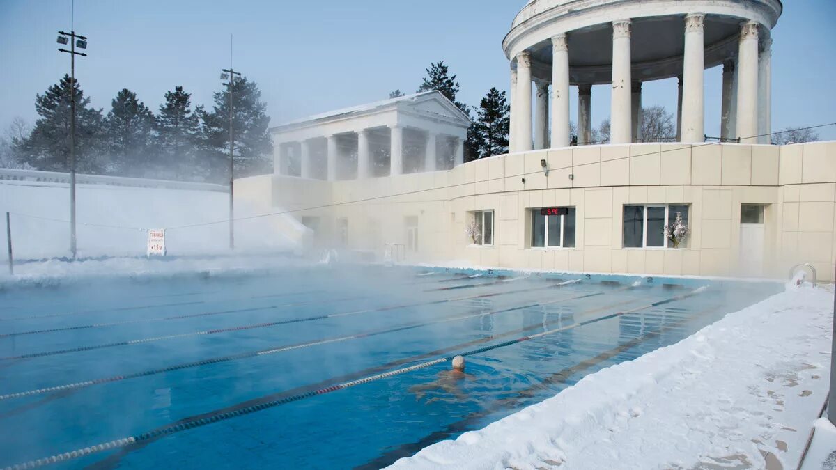 Бассейн хабаровск сайт. Открытый плавательный бассейн Хабаровск. Открытый бассейн Хабаровск. Открытый плавательный бассейн зимой Хабаровск. Открытый бассейн Наутилус Хабаровск.