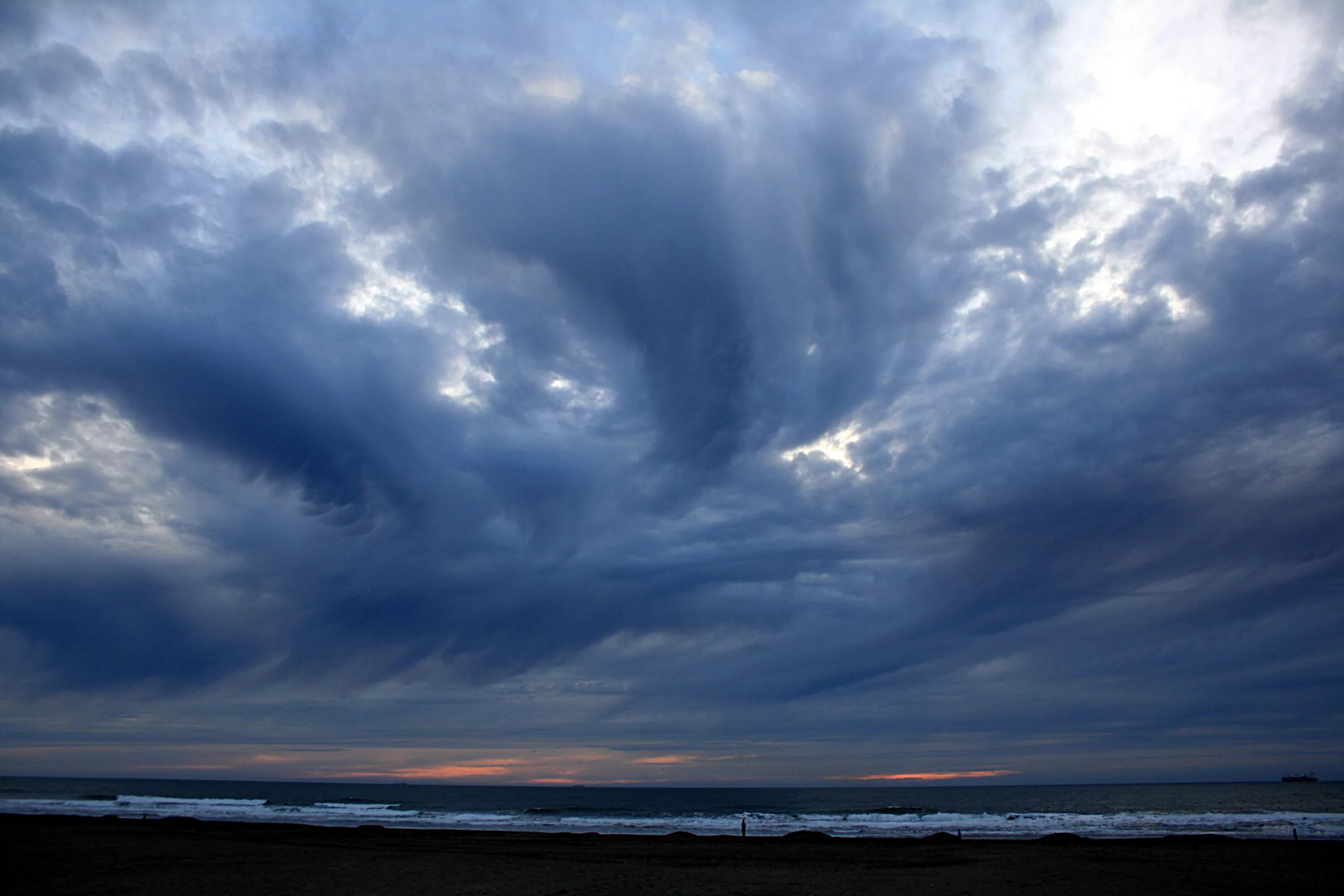 Big clouds. Большое небо. Big cloud Sky. Какое самое большое небо.