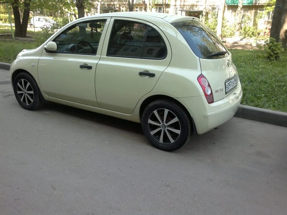 Ниссан микра на дисках r17. Nissan micra вишневый. Колеса ниссан микра к12. Диски ниссан микра к12. Ниссан микра на 15 колесах.