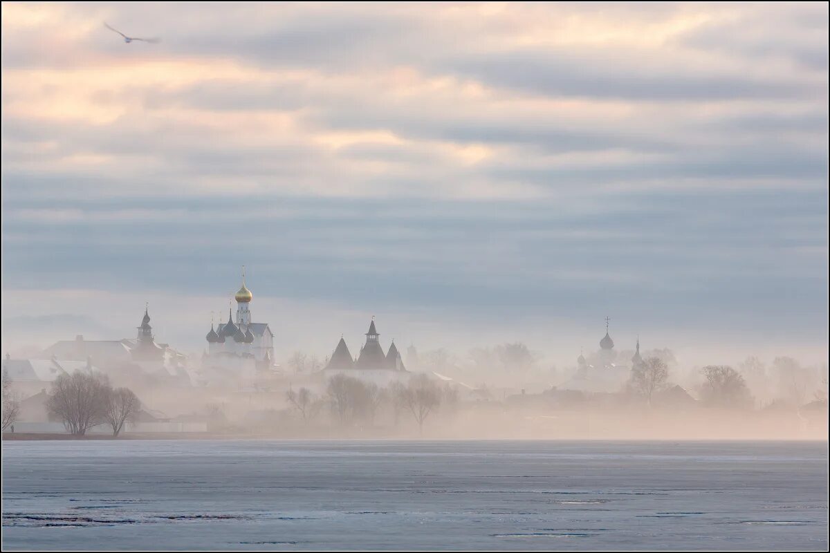 Ростов великий река. Озеро Неро Ростов Великий. Ярославль озеро Неро. Ростов Великий Кремль на озере Неро. Ростов Ярославский озеро Неро.