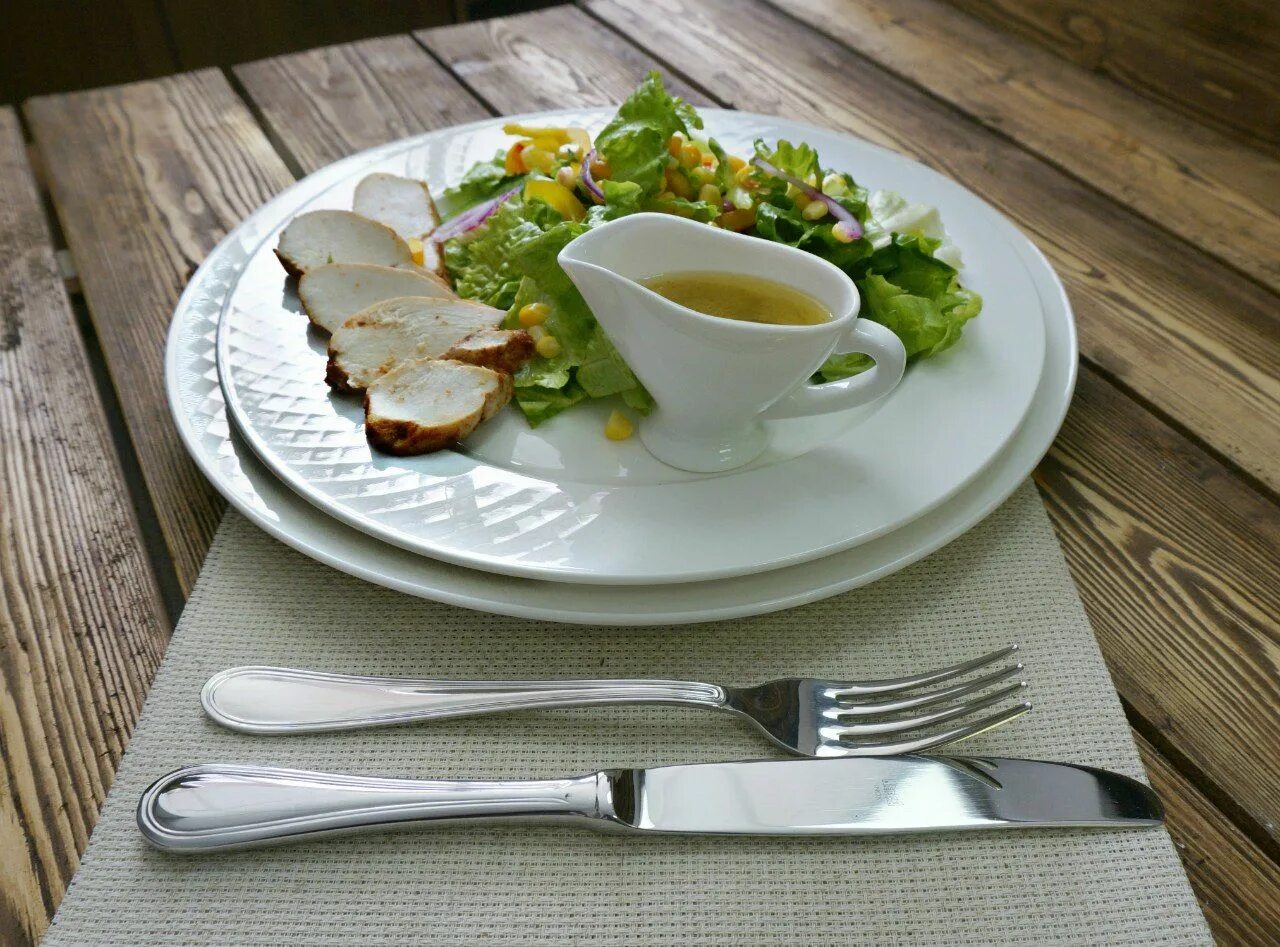 Тарелка на столе. Сервировка обеда. Тарелки для подачи блюд. Сервировка стола с едой. Тарелка для соуса