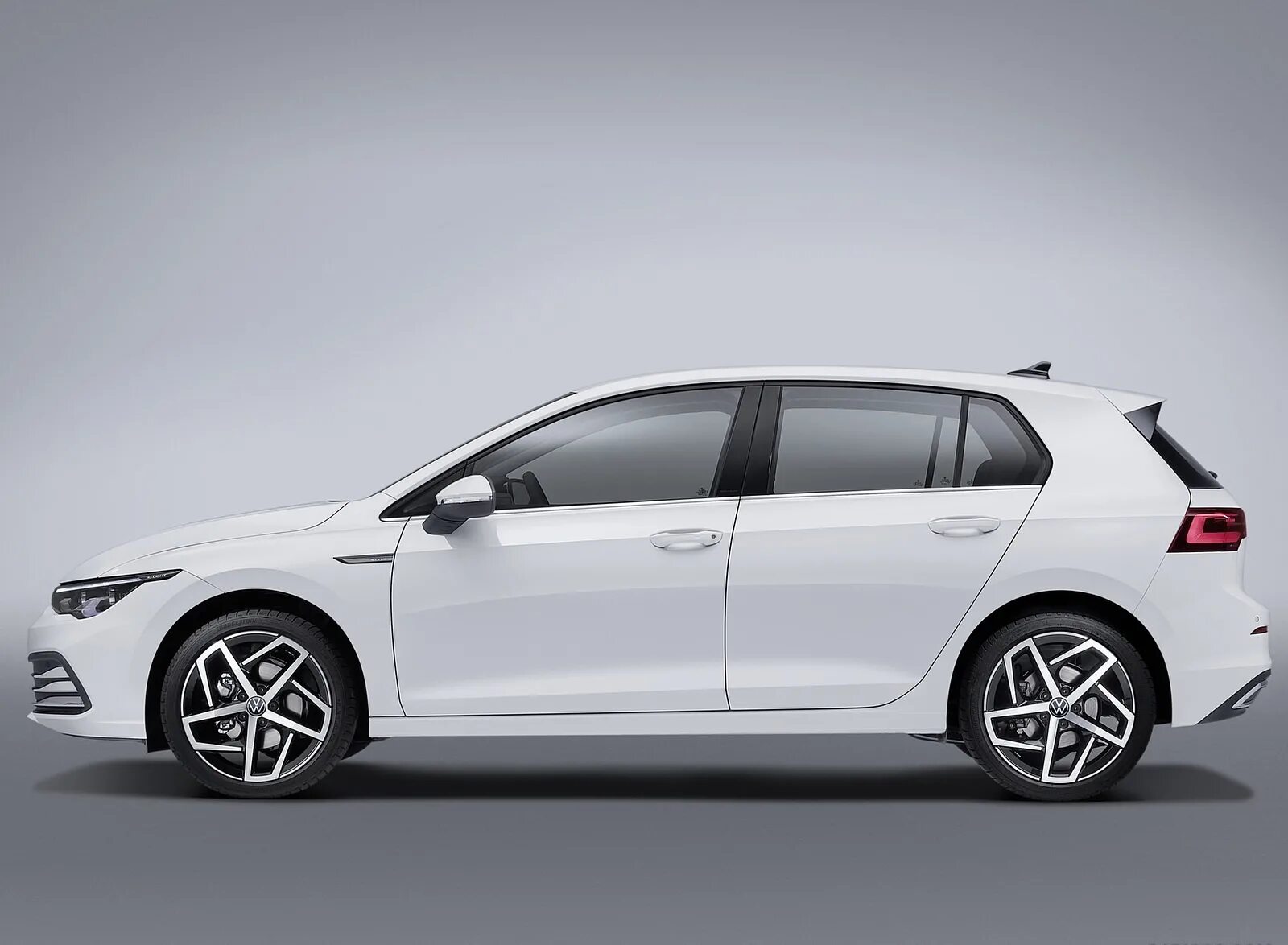 Гольф 8. Фольксваген гольф 7 сбоку. Фольксваген гольф 2021. Volkswagen Golf 7 и 8. R side