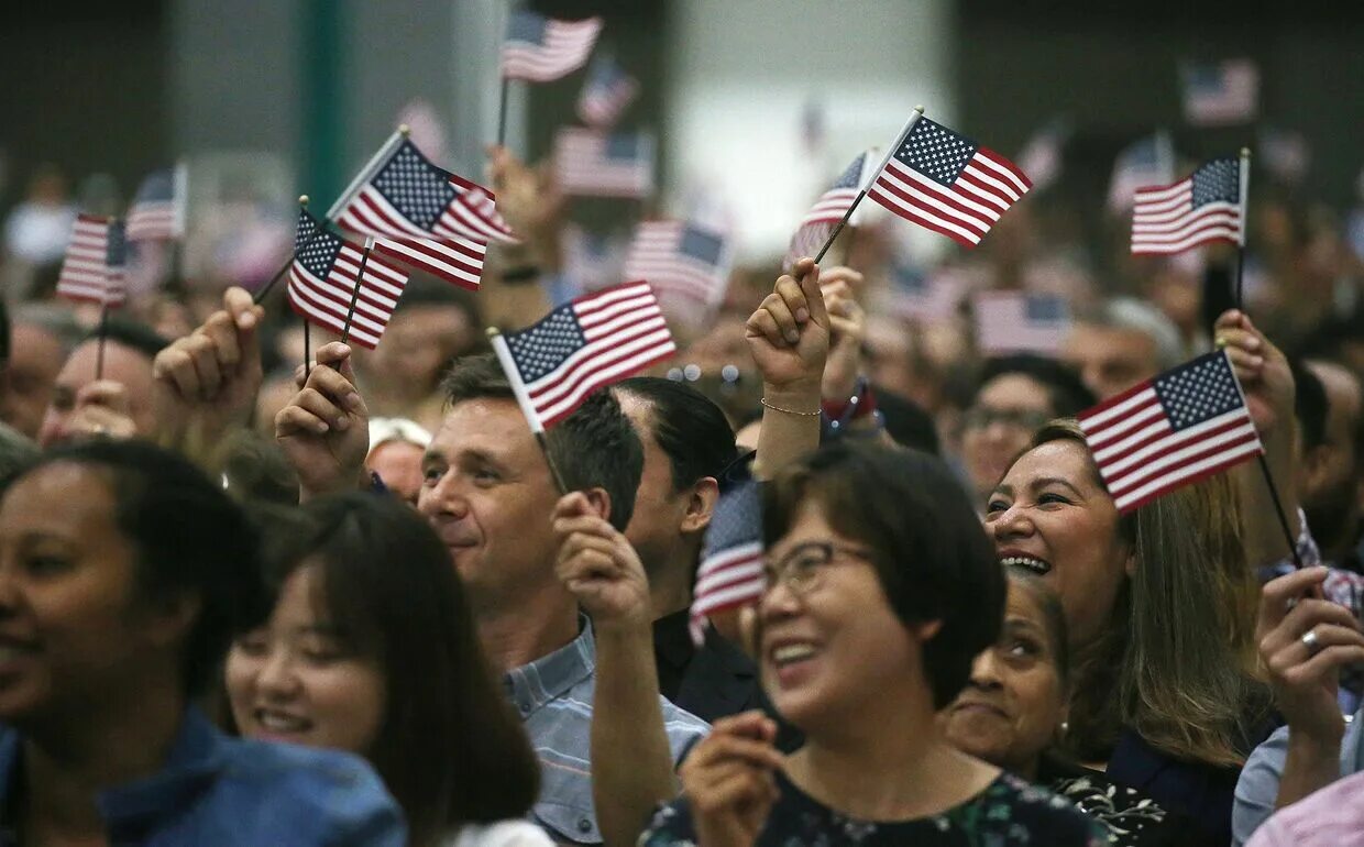 Сколько человек жителей сша. Население США. США люди. Американские жители. Народы Америки.