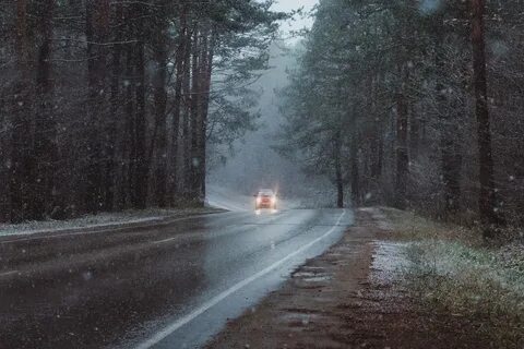 Дорога в пасмурный день