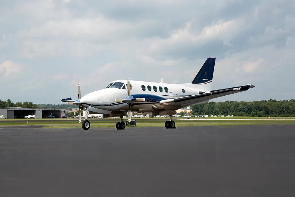 Аир б. Beechcraft King Air b100. Beechcraft King Air 100. Beech a100 King Air. Jet transfer Beechcraft King Air.