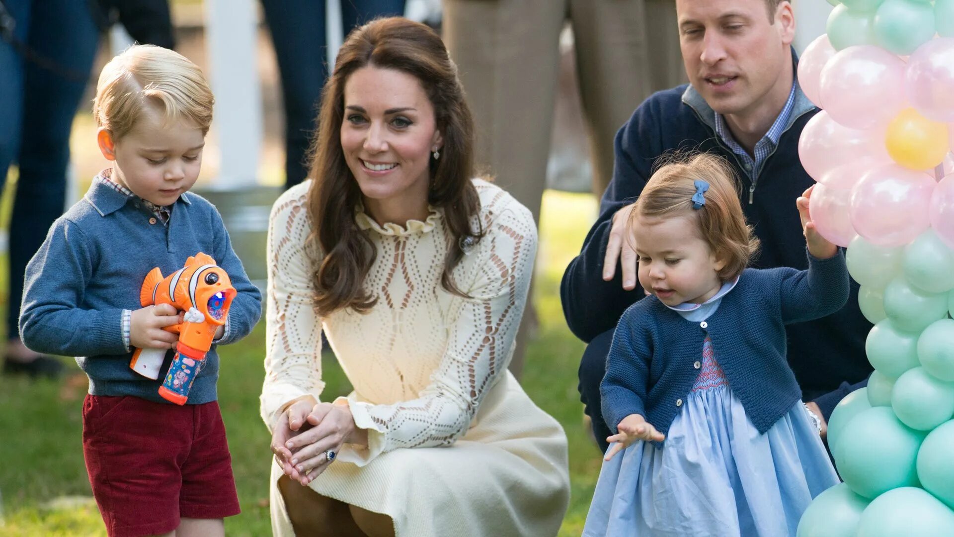 Кейт миддлтон фотошоп с детьми. Кейт Миддлтон с детьми. Семья принца Уильяма и Кейт Миддлтон. Дети Кейт Миддлтон и принца Уильяма. Кейт Миддлтон с сыном.