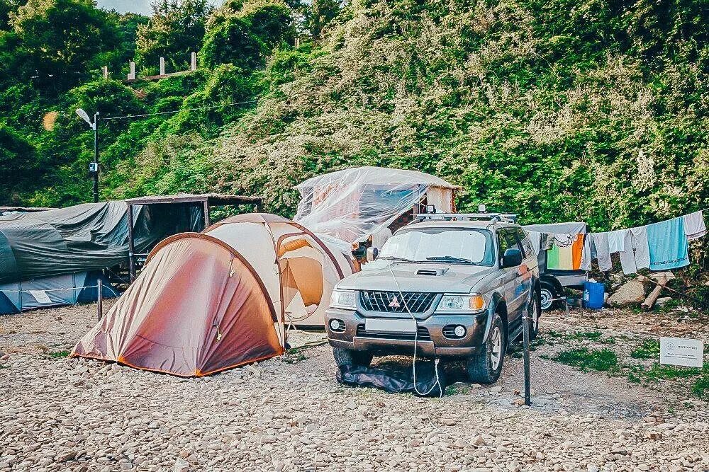 9 camping. Джубга 9 километр автокемпинг. Пляжный кемпинг 9-й километр Джубга. Автокемпинг Парус Кабардинка. Мысхако автокемпинги.