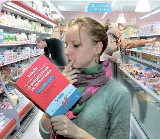 покупатель на кассе. отрасли торговли. спор продавца и покупателя. покупатель не оплатил товар в магазине. виды экономической деятельности торговля.