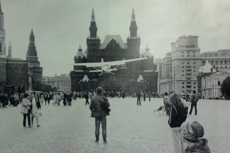 Приземлился на красной площади в 1987. Матиас Руст на красной площади. Маттиас Руст на красной площади 1987. Руст приземлился на красной площади в 1987. Полет Руста на красную площадь.