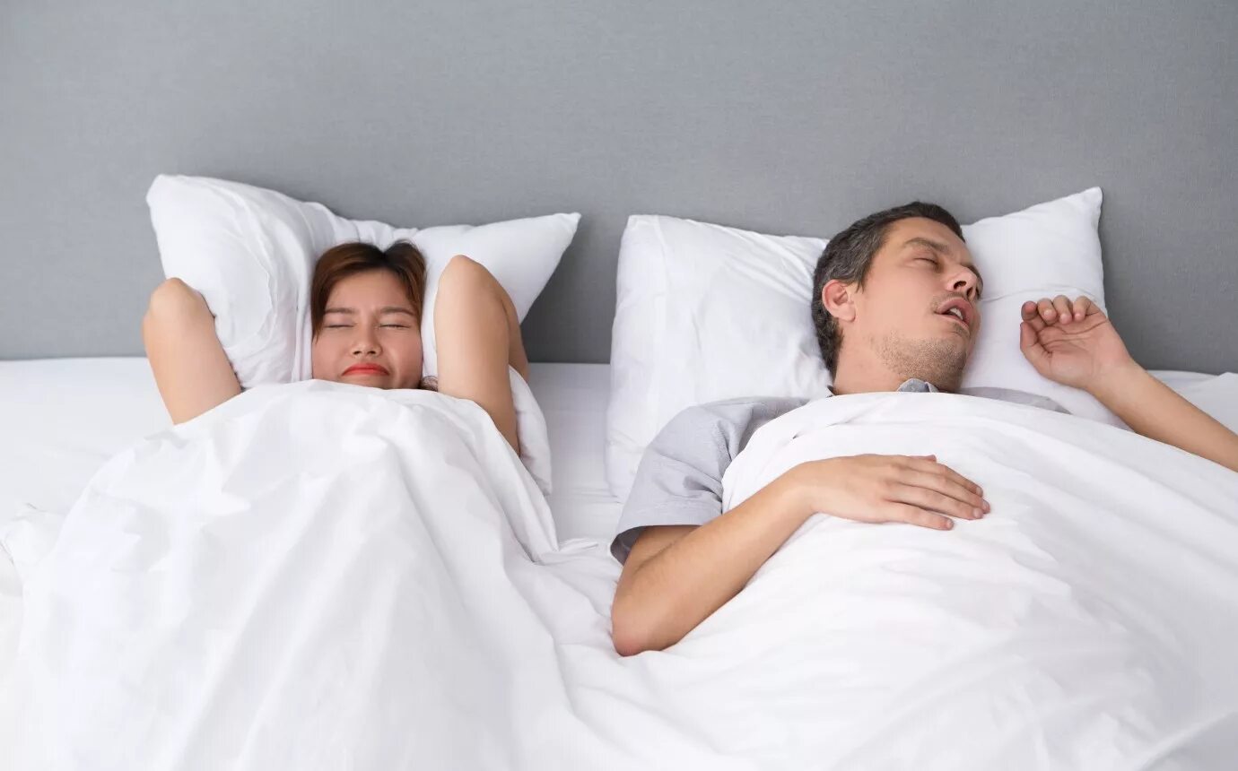 Спящий человек. Почему человек храпит. Девочка спит. Женщина ночью храпит. Причины храпа у женщин.