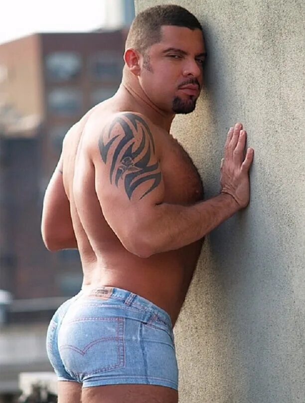 Мужчины с большой попой. Мужская задница в джинсах. Парни с большими ягодицами. Большие мужские ягодицы. Мужчины с большой попой.