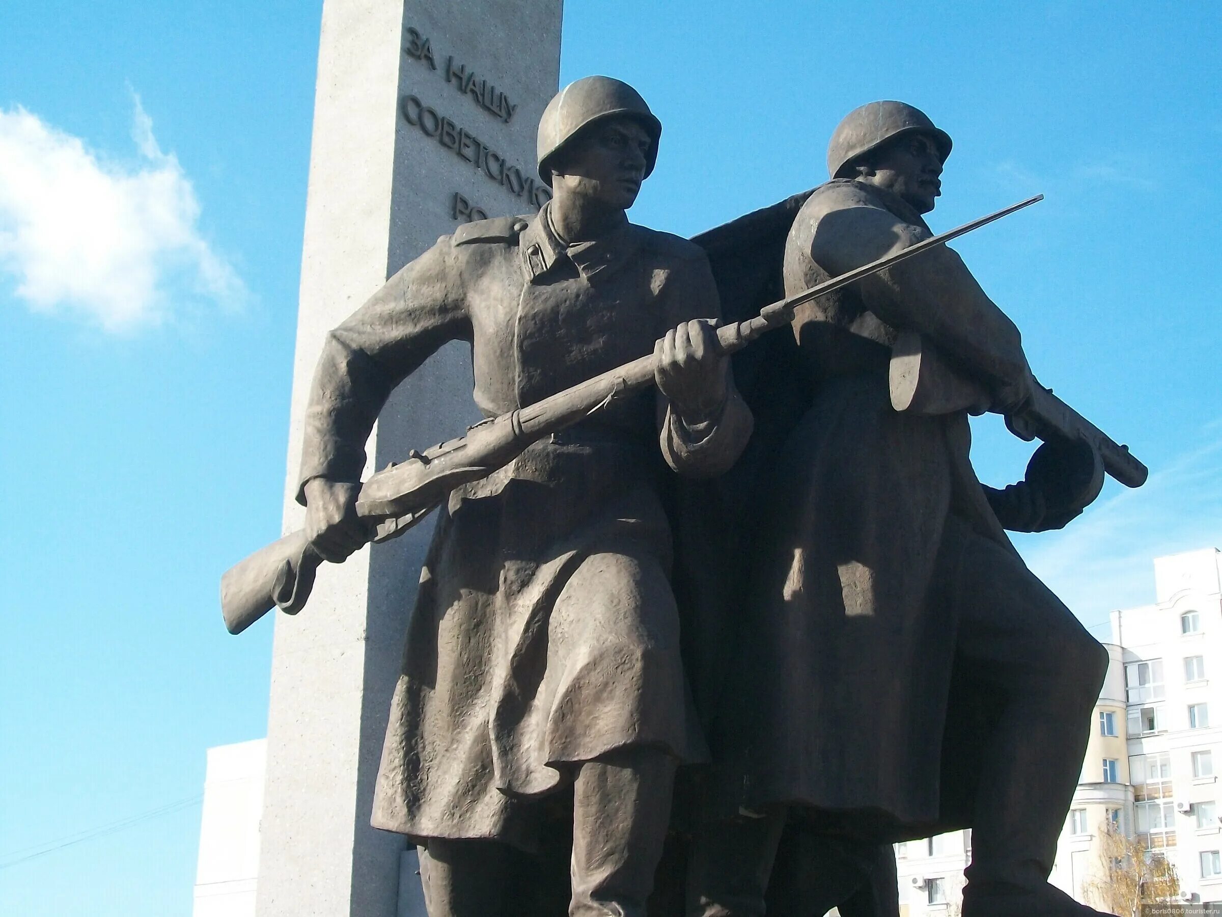В каком городе находится освободителям. Памятник воигам осовболителям брягсаг. памятник освободителям брянска. памятник воинам освободителям брянск. памятник воинам и партизанам брянск.